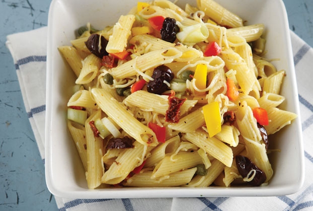 Πένες με ντομάτες, κολοκυθάκια, μοτσαρέλα και μυρωδικά