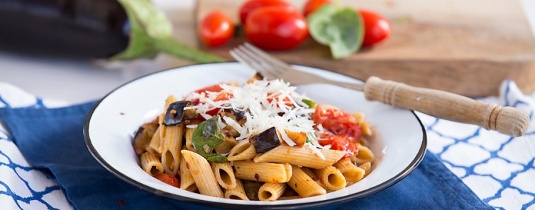 Ζυμαρικά ολικής άλεσης με μελιτζάνες, ντοματίνια & βασιλικό