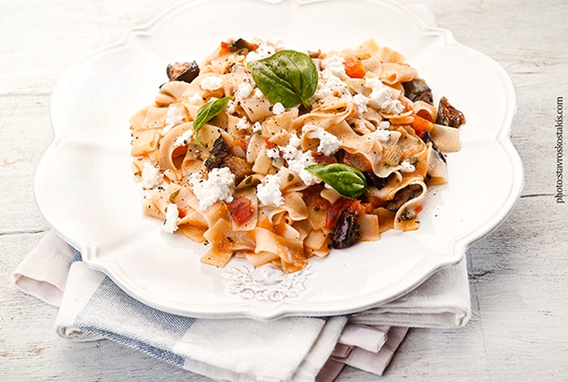 Κρητικές χυλοπίτες με μελιτζάνες και φέτα